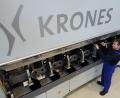 Archivbild: Armin Weigel
Ein Mitarbeiter der Krones AG arbeitet an einer Streckblasmaschine.