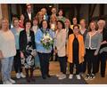 Bild: jr
Tina Zeitler (mit Blumen) führt auch in den kommenden zwei Jahren den Kreisverband der Frauen-Union Tirschenreuth. Mit im Bild der neugewählte Kreisvorstand mit den geladenen Gästen im Konnersreuther Schafferhof.