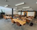 Bild: e
Das Foyer der Mehrzweckhalle wird an der Grund- und Mittelschule Vilseck derzeit auch als Mensa genutzt. Da sehr viele Schüler die Ganztagsbetreuung besuchen, muss das Mittagessen in zwei Schichten ausgegeben werden. Am Nachmittag nutzen die Kinder den Raum zum Erledigen der Hausaufgaben.