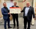 Bild: Sparkasse/exb
Bei der Scheckübergabe (von links) Vorstandsvorsitzender Gerhard Hösl, Bürgermeister Robert Lindner und der leiter der Geschäftsstelle Floß, Ulrich Höcker.