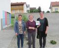 Bild: sei
Christine Härtl (Mitte), Vorsitzende der FU Mantel, überreichte 300 Euro Spende an Kinderhausleiterin Doris Weigl (rechts) und ihre Stellvertreterin Silke Sommer (links).