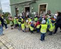 Bild: Josef Glas
Die Kinder machen Station beim Bürgermeister am Rathaus ...