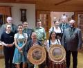 Bild: gis
Die Sieger der Gaumeisterschaft Melinda Weber (hintere Reihe, von links), Reinhold Schraml, Maria Pöllath, Andreas Kausler, Christof Bauer und Sabine Schwarz mit Gausportleiter Wolfgang Raps und Gauschützenmeister Andreas Michl sowie (sitzend, von links) Gaukönig Bernd Bauer und Gauschützenliesl Maria Kausler.