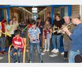 Bild: Werner Winderl/exb
Bei der traditionellen Maifeier der Oberviechtacher Werkstätten überraschten die Schüler der Klasse 5B-G die Werkstattarbeiterinnen und -arbeiter mit einem außergewöhnlichen Musikstück.