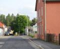 Bild: bey
Die vorhandenen Peitschenmasten in der Brennerstraße werden im Zuge des Straßenausbaus durch das Staatliche Bauamt Amberg-Sulzbach vom Markt Eslarn gegen neue, moderne Leuchten mit LED ausgetauscht.