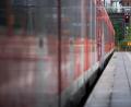 Symbolbild: Julian Stratenschulte/dpa
Eine leere Bahn steht an einem Bahnhof. Streiks im bayerischen ÖPNV wird es demnächst voraussichtlich keine geben.