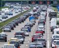 Bild: Peter Kneffel/dpa
Autos und Reisebusse stehen auf der Autobahn 8 in Richtung Norden im Stau.