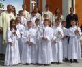 Bild: Mandl, Adolf [mad] (adolf.mandl@gmx.de)
13 Kinder feierten in Dieterskirchen Erstkommunion. Unser Bild zeigt die Kinder zusammen mit Pfarrer Markus Urban, den Ministranten und Rektor Thomas Drachsler.