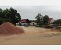Bild: e
Noch braucht es etwas Fantasie, um sich am Dorfplatz in Kümmersbruck das dort geplante zweigeschossige Wohn- und Geschäftshaus vorzustellen, in dem die Gemeinde Kümmersbruck im Erdgeschoss eine Gewerbeeinheit kauft, um durch einen Gastronomiebetrieb die Anziehungskraft des Dorfplatzes zu steigern.