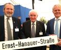 Bild: Hirsch
Die aktuelle Siemensstraße in Nabburg, dem Sitz der Firma Hanauer, wird in Ernst-Hanauer-Straße umbenannt. Bürgermeister Frank Zeitler (links) überreichte das Straßenschild vorab an den 92-jährigen Ernst Hanauer (Mitte) und dessen Sohn Thomas (rechts).