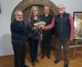 Bild: dob
Die SPD-Vertreter Sigurd Passow (links) und Josef Schmid (rechts), die stets den Stand beim "Advent im Schloss" betreuen, übergeben den Erlös in Höhe von 550 Euro an das Sozialamt der Stadt mit Angelika Anzer (Zweite von rechts) im Beisein von Bürgermeister Andreas Wutzlhofer (Zweiter von rechts).