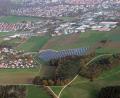 Bild: Bernd Georgi
Zwischen der Photovoltaikanlage am Postweiher (unten) und dem Gewerbegebiet an der Fuggerstraße entsteht ein neues, rund 32 Hektar großes Gewerbegebiet. Es wird wohl das letzte seiner Art auf Stadtgebiet sein.