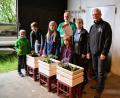 Bild: fdl
Unterstützt vom Team des OGV um Vorsitzenden Roland Maier (rechts) waren die Kinder mit Begeisterung bei der Pflanzaktion in Hirschau dabei.