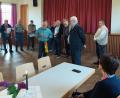 Bild: Nico Wiesend/exb
Zu seinem 85. Geburtstag überraschte die Chorgemeinschaft Plößberg-Schönkirch-Wondreb Erhard Hamann (rechts) und ernannten ihn zum Ehrendirigenten. Der Jubilar ist seit über 65 Jahren Mitglied und leitete den Chor über 40 Jahre.