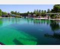 Bild: bkr
Glasklares Wasser. Schwimmroboter reinigen den Beckenboden.