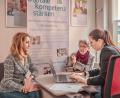 Bild: Michael Golinski, Stadt Amberg/exb
Elisabeth Triller (links/Leiterin der Freiwilligenagentur) und Anna Willkommer, die Projektkoordinatorin „Digitale Kompetenz stärken“, erleichtern Waltraud Braun (Mitte) den Einstieg in die digitale Welt.