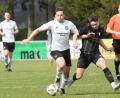 Archivbild: G. Büttner
Fabian Höcht (links) und der TSV Reuth können am Freitagabend im Spiel gegen den FC Edelsfeld den Klassenerhalt in der Kreisliga schaffen.
