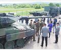 Bild: bl
Der modernste deutsche Kampfpanzer Leopard 2 vom Typ A7V wartet in Pfreimd auf seinen Einsatz und beeindruckt auch Landtagspräsidentin Ilse Aigner (im violetten Mantel), die mit ihrem Besuch die Wertschätzung für die Bundeswehr untermauern will.