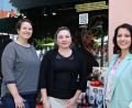 Bild: Stadtmarketing Weiden/exb
An vielen Schaufenstern der Weidener Innenstadt sind Karikaturen von Max Reger zu sehen. Darüber freuen sich Astrid Karl, Tamara-Raphaela Hirschmann und Andrea Schild-Janker (von links).