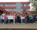 Bild: Stiftland-Gymnasium/exb
Die Schüler, die an der Sammelaktion teilgenommen haben, präsentierten stolz den symbolischen Spendenscheck über 2.854,50 Euro.