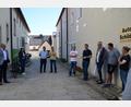 Bild: ak
Roland Bayer von Powerkom (Vierter von rechts) erläuterte dem Bauausschuss den Stand beim Glasfaserausbau am Stadtplatz.