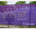 Bild: dob
Am Gartenzaun des Evangelischen Hauses für Kinder Gottfried Sperl macht ein großes Banner auf den besonderen Tag im Juni aufmerksam.
