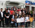 Bild: wfw
Vorstand Klaus Wild (rechts) und Geschäftsstellenleiter Christopher Bothner (links) von der Raiffeisenbank Hirschau übergeben Spenden in Höhe von 13.000 Euro an gemeinnützige Vereine und Organisationen aus dem Geschäftsgebiet Hirschau. Bei der Spendenübergabe dankt Bürgermeister Hermann Falk (hinten, Mitte) dafür.