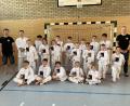 Bild: Peter Schiml/exb
Die Teilnehmer der Gürtelprüfung im Karate-Dojo des Turnvereins Waldsassen mit den Prüfern Marco Pilsak (links) und Benjamin Fischer (rechts).