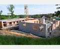 Bild: bö
Der Rathaus- und Kindergartenkomplex in der Neuen Mitte in Ebermannsdorf nimmt Konturen an. Der Gemeinderat bringt die Ausschreibungen für den Bürgerpark, den Rathausplatz und die Fassadengestaltung auf den Weg.
