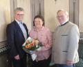 Bild: sns
Bürgermeister Martin Birner (links) verabschiedete Marianne Deml und begrüßte ihren Nachfolger Georg Schmid.