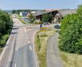 Bild: mab
An der Auffahrtsrampe (rechts) von der Böttgerstraße in die Amberger Straße in Schwarzenfeld beginnen bald Bauarbeiten. Eine Sperre ist nötig.
