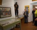 Bild: wel
Museumsleiter Theo Männer vermittelte den Gästen bei der Führung durch die Sonderausstellung einen Überblick über die Festspiel-Ära, die in Neunburg bereits im Jahr 1923 begann.
