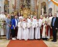 Bild: Geli&#039;s Fotostudio 
Die Kommunionkinder in der Pfarrkirche Bad Neualbenreuth, zusammen mit (von links) Gemeindereferentin Sabine Schiml, Rektorin Karin Gleißner, Lehrerin Alexandra Hecht, Klassenlehrerin Lisa Lehmann, Pfarrer George Parankimalil sowie Mesner und PGR-Sprecher Wolfgang Plonner.