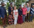 Bild: Bible College Tansania/exb
Bei einem Besuch in Mwika im vergangenen Jahr hat Dekanatsmissionsbeauftragte Renate Bärnklau (Dritte von links) die herzliche Gastfreundschaft der Tansanier erlebt. Dort hat sie auch Reverend John Materu (links) getroffen, der nun im Dekanat Weiden zu Gast ist.