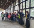 Bild: mas
Pater Stanislaus erklärt in La Verna die Gemälde aus dem Leben des heiligen Franziskus. Rechts Organisatorin Ingrid Riebl.