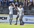 Bild: Hubert Ziegler
Jubel beim SV Schmidmühlen: Die Mannschaft um Torjäger Adrian Robinson (Zweiter von links) besiegte in der Relegation zur Bezirksliga den FC Tremmersdorf mit 4:1 und trifft nun in der zweiten Runde auf den TV Nabburg, der den TSV Detag Wernberg mit einem 3:2-Sieg in die Kreisliga schoss.