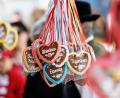 Symbolbild: Matthias Balk/dpa
Lebkuchenherzen mit Kosenamen hängen an einem Stand auf einem Volksfest.