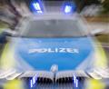 Symbolbild: Daniel Karmann/dpa
Ein Streifenwagen der Polizei mit eingeschaltetem Blaulicht.