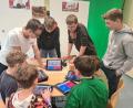 Bild: Sabine Kemptner/exb
Die Klasse 9a hat sich im Rahmen der verpflichtenden Projektpräsentation in der 9. Jahrgangsstufe Themen aus dem "LehrplanPlus" der Grundschulen herausgesucht und in Teams von vier bis fünf Schülern eine Lernstation zum jeweiligen Thema entwickelt.