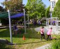 Bild: bkr
Viel Schatten für heiße Tage spenden die Bäume und das Sonnensegel des grünen Klassenzimmers. Die neu gestaltete Anlage ist grün geworden und fordert zum Bewegen auf.