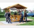Bild: lst/exb
Kräftige Jungs der Flosser Siedlergemeinschaft legten am Dienstagabend mächtig Hand an und platzierten das neue schattenspendende Holzhaus für Familien und Kinder auf dem Spielplatz im Ortsteil Ziegelhütte.
