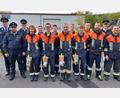 Bild: Michael Weiß/FF Lintach
Eine Gruppe der Feuerwehr Lintach absolviert erfolgreich die Leistungsprüfung „Die Gruppe im Löscheinsatz“. Gratulanten sind (von links): Kommandant Benjamin Weiß, Fach-Kreisbrandmeister Alexander Zeitler und Kreisbrandmeister Dominik Ernst sowie Kreisbrandinspektor Armin Daubenmerkl (hinten rechts).