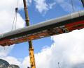 Bild: Angelika Warmuth/dpa/Archivbild
Ein Waggon wird von zwei Kränen auf die Bundesstraße gehoben.