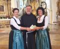Bild: mas
Spendenübergabe der Zupfer-Moidl an Guardian Pater Stanislaus.