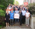 Bild: ge
Die Spendenempfänger mit Vertretern der Sparkasse Amberg-Sulzbach und den Verwaltungsratsspitzen am Hauptsitz in Sulzbach-Rosenberg.