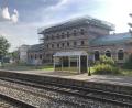 Bild: wro
Der Wiesauer Bahnhof, vor 140 Jahren im italienischen Stil errichtet, ist derzeit noch eine Baustelle. Bald sollen Reisende hier wieder einen ansprechenden Empfang mit Gaststätte, Wartehalle und Toiletten vorfinden.