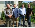 Bild: adj
Im Beisein seines Sohnes Markus und Enkels Josef nahm Felix Lindner die Glückwünsche von Zweitem Bürgermeister Dominik Baschnagel entgegen.