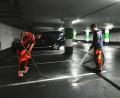 Bild: Petra Hartl
Jeder der 220 Parkplätze in der Sulzbach-Rosenberger Tiefgarage erhält derzeit einen Frühjahrsputz: Mit Wasserschlauch und Gummischieber reinigen David Martynec (links) und Lukas Uschold von den Stadtwerken die zwei Parkdecks.