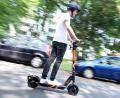 Symbolbild: Roland Weihrauch/dpa
Eine Jugendliche ist in Weiden mit ihrem E-Scooter gestürzt.