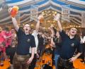 Bild: Petra Hartl
Stimmung im Festzelt: Die Amberger und ihre Gäste genießen die Pfingstdult 2023 in vollen Zügen und mit (teils) vollen Krügen.